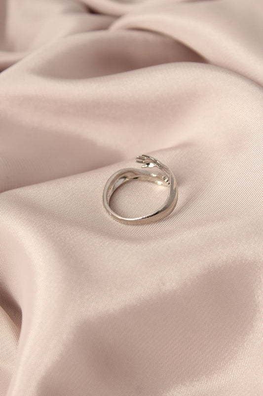 BYK2135 - Ayarlamalı Gümüş Renk Metal Sarılan Eller Model Kadın Yüzük