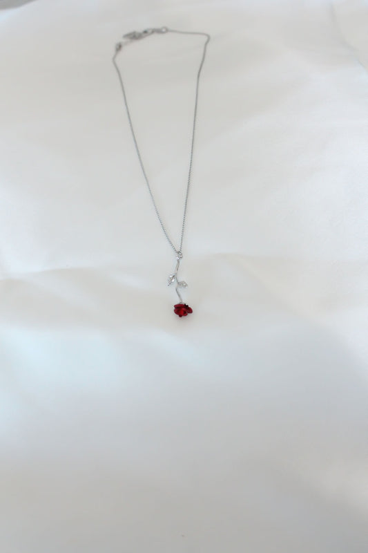 BKO6441 - Gümüş Kaplama Kırmızı Gül Figürlü Kadın Kolye