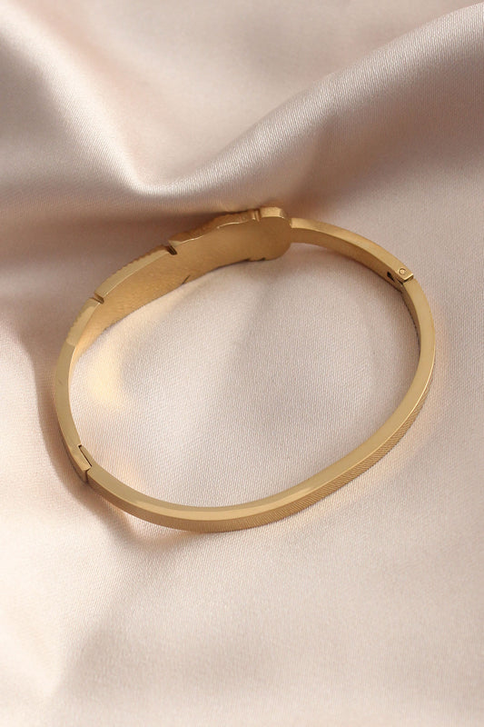 BB4681 - Gold Renk Yaprak Model Zirkon Taş Detay Kelepçe Kadın Bileklik