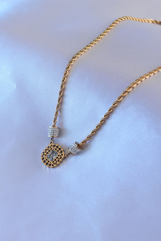BKO7551 - 316L Çelik Gold Renk Lotus Model Zirkon Taşlı Burgu Zincir Kadın Kolye