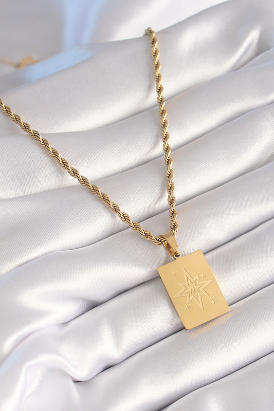 BKO8451 - 316L Çelik Gold Renk Burgu Zincir Kutup Yıldızı İşleme Plaka Figür Kadın Kolye