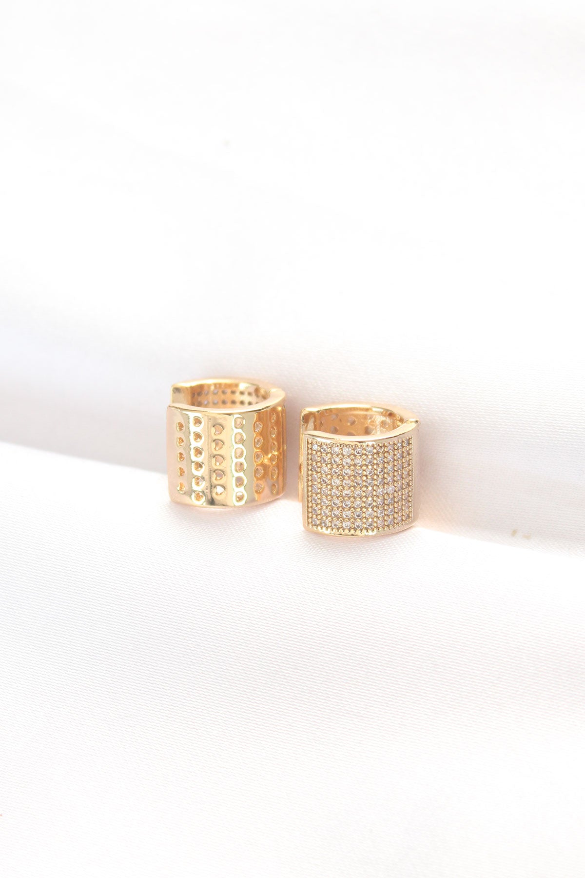 BKP8890 - Pirinç Gold Renk Taşlı Minimal Küpe