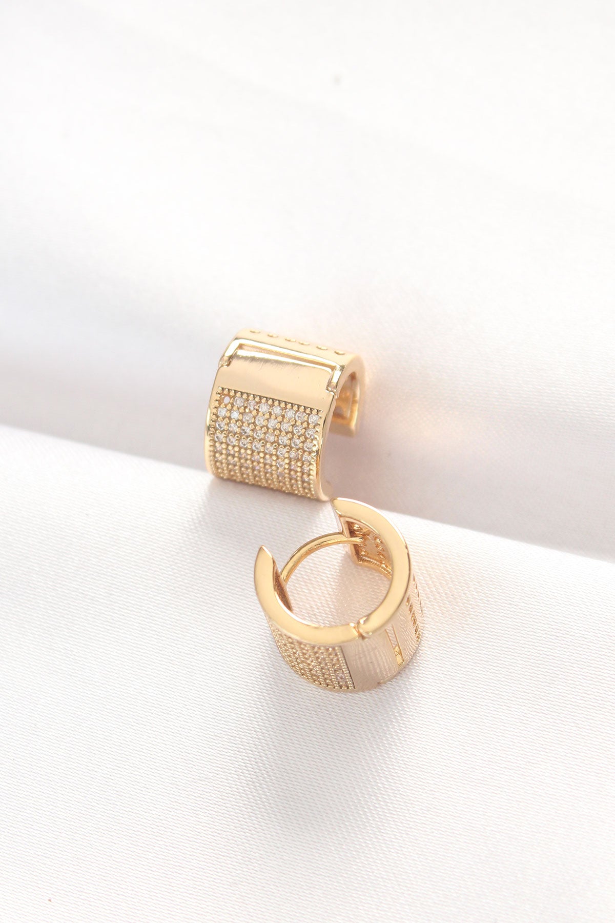 BKP8890 - Pirinç Gold Renk Taşlı Minimal Küpe