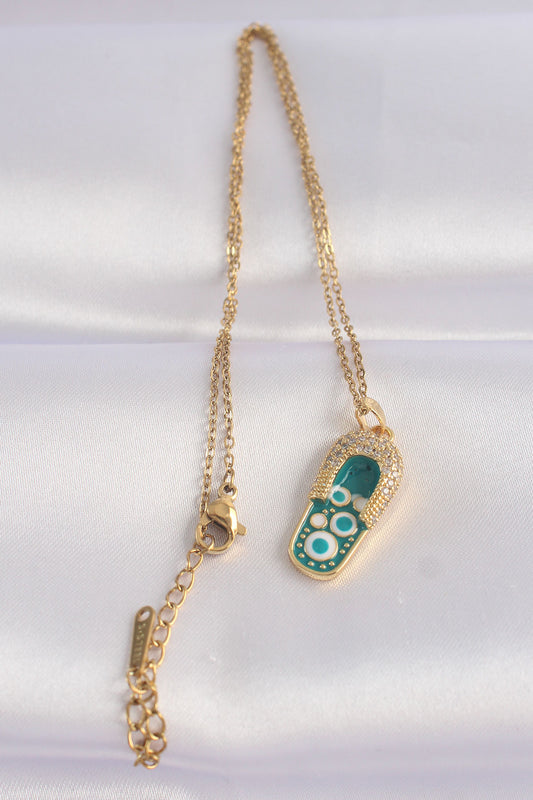 BKO8664 - 316L Çelik Zincir Zirkon Taşlı Altın Renk Nazarlı Terlik Tasarımlı Kolye