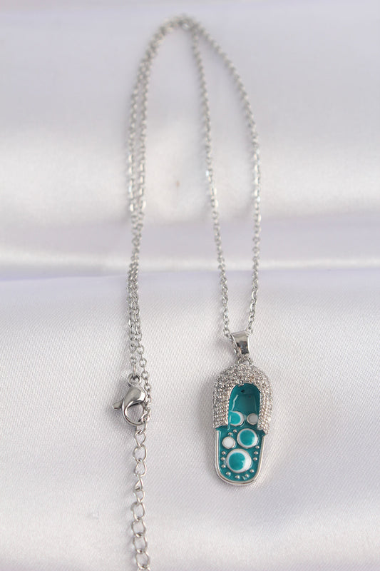 BKO8665 - 316L Çelik Zincir Zirkon Taşlı Gümüş Renk Nazarlı Terlik Tasarımlı Kolye