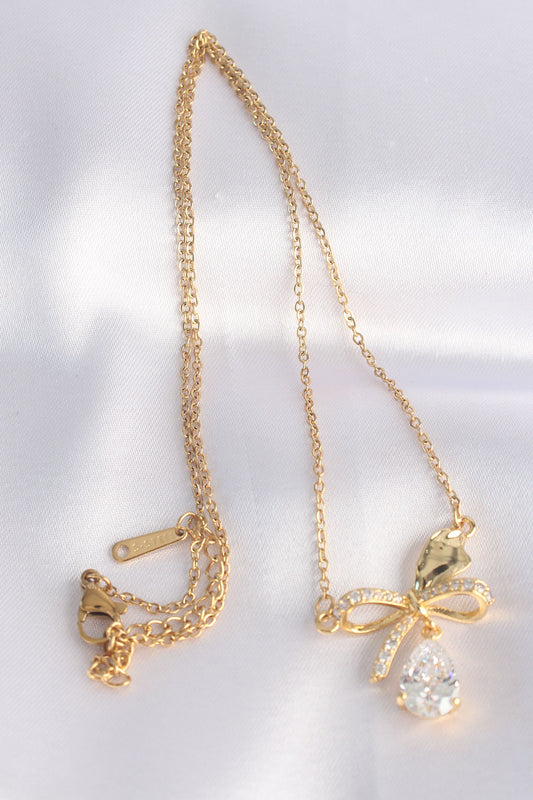 BKO8690 - 316L Çelik Zincir Altın Renk Zirkon Taşlı Damla Detay Fiyonk Kolye