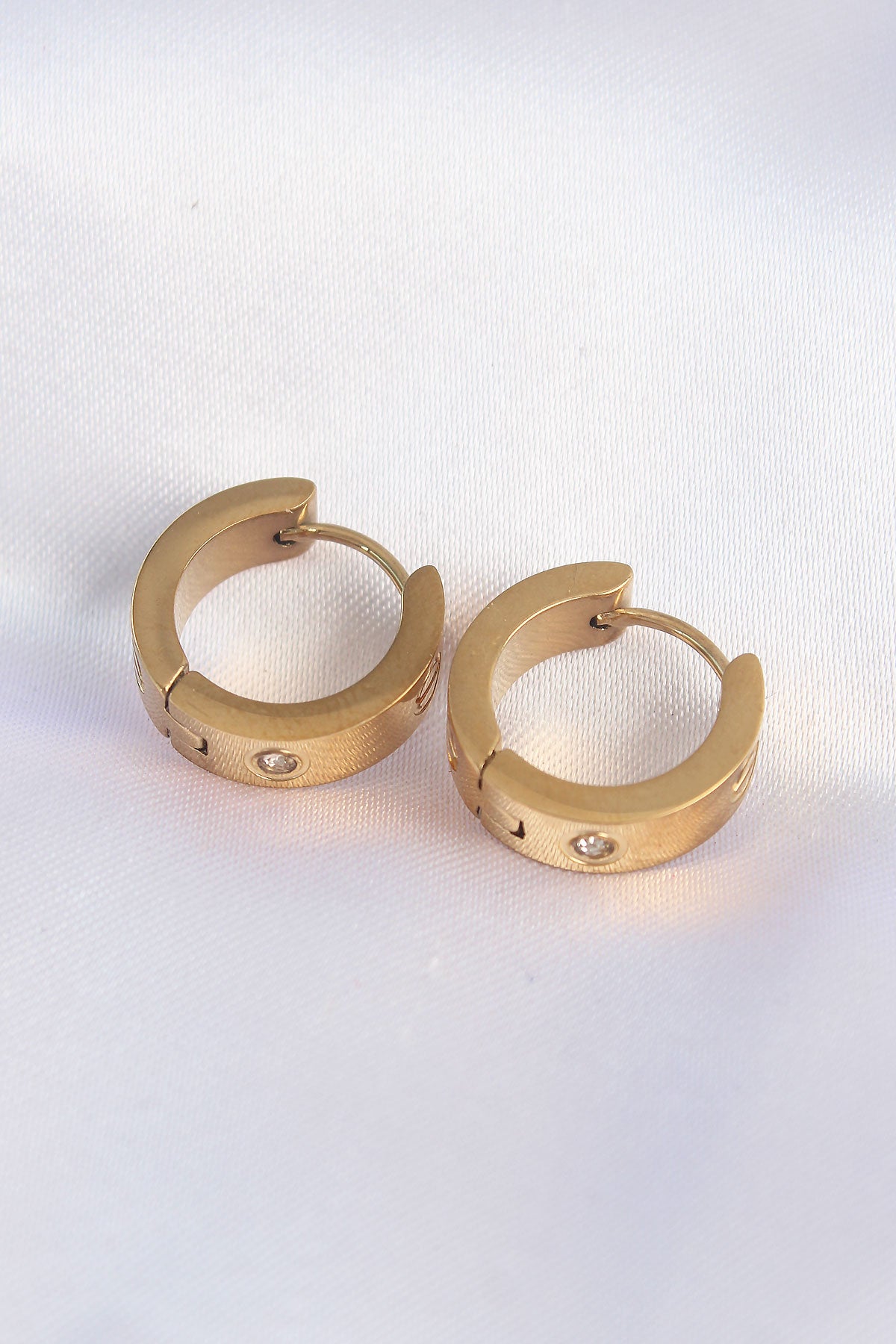 BKP9007 - 316L Çelik Gold Renk Zirkon Taşlı Minimal Model Halka Küpe