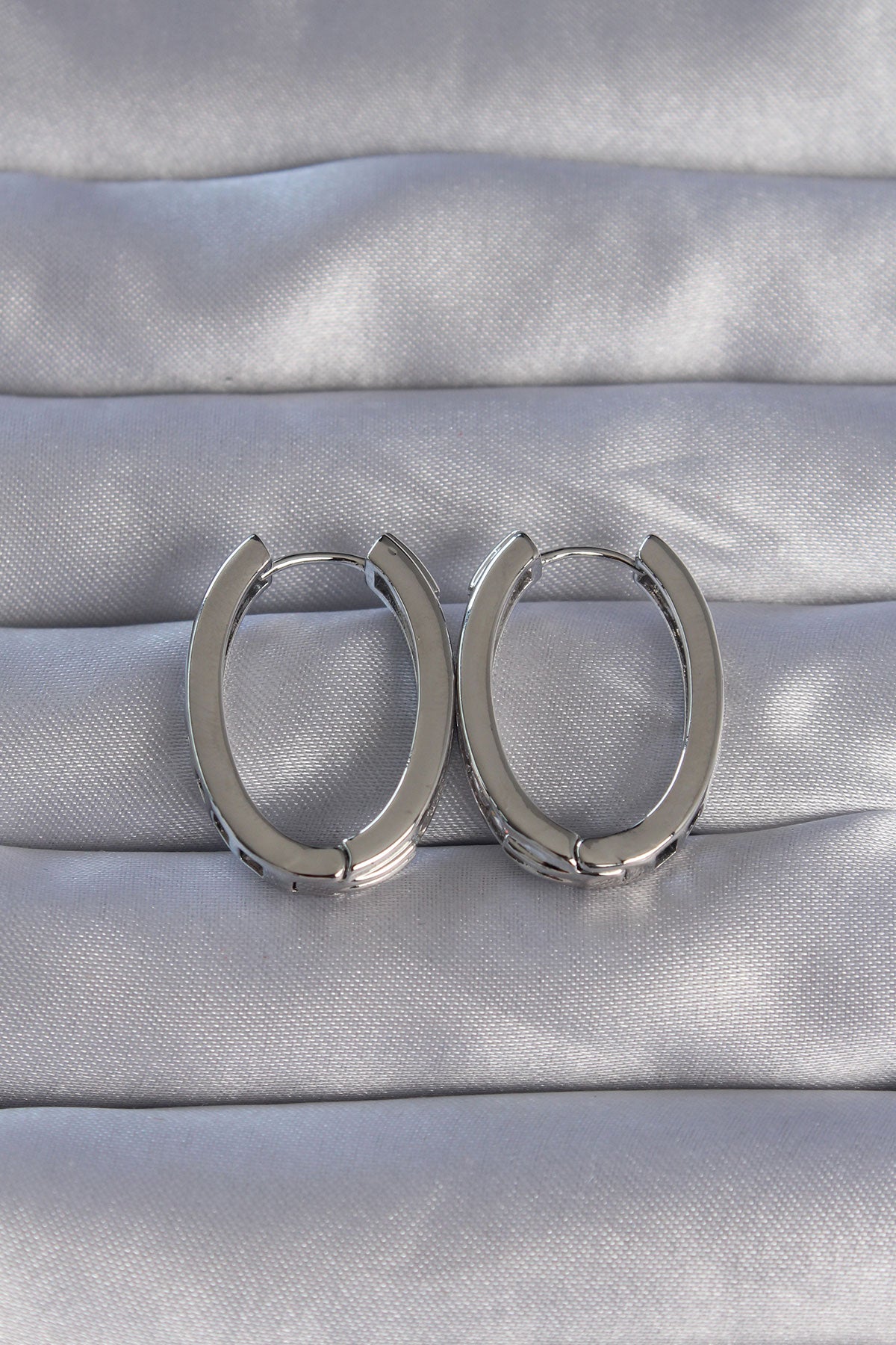 BKP9078 - Pirinç Gümüş Renk Zirkon Taşlı Oval Model Küpe