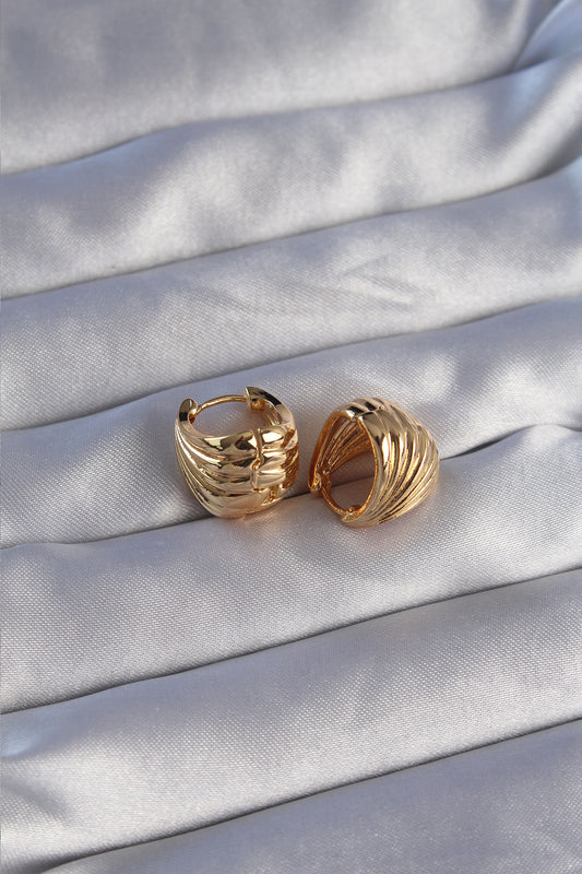 BKP9080 - Pirinç Gold Renk Tırtıklı Minimal Bombeli Tasarım Küpe