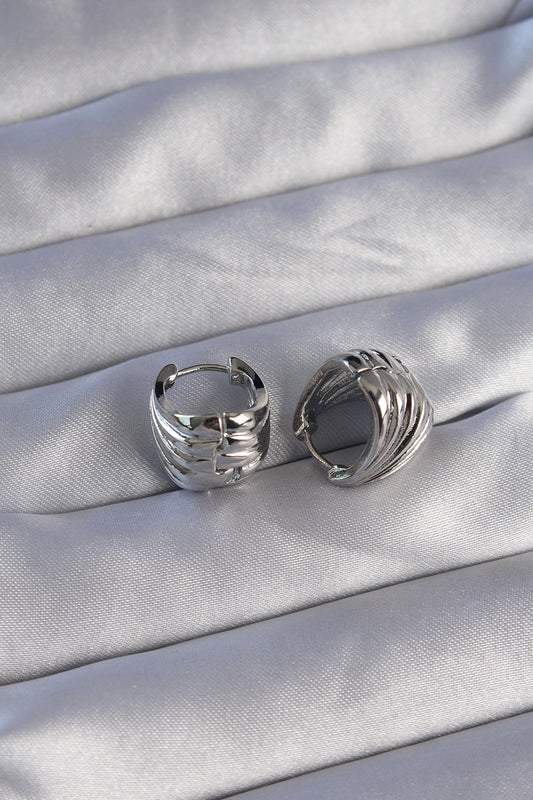 BKP9081 - Pirinç Gümüş Renk Tırtıklı Minimal Bombeli Tasarım Küpe