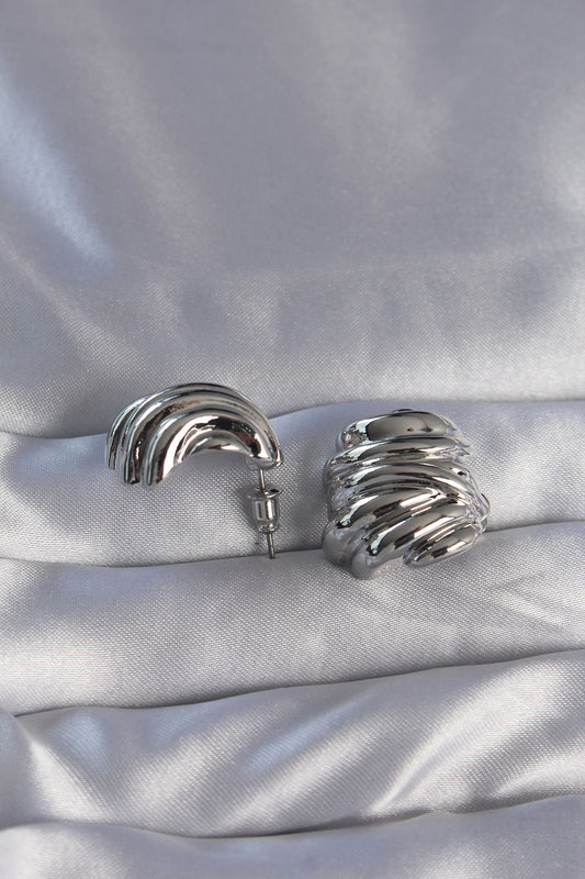 BKP9088 - Pirinç Gümüş Renk Tırtıklı Bombe Model Küpe