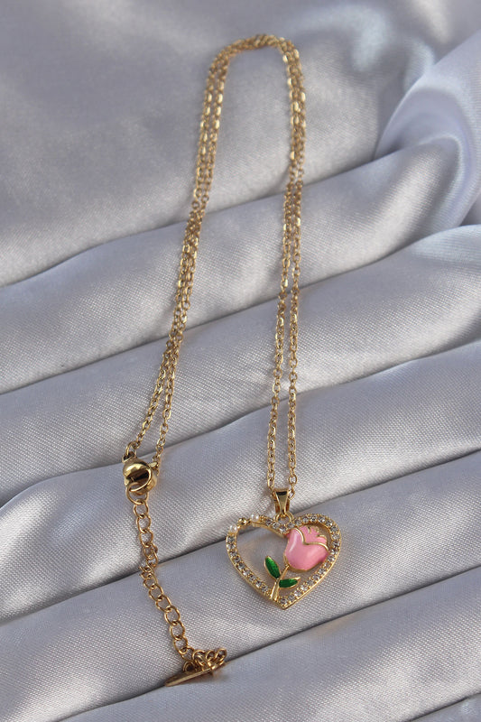 BKO8864 - 316L Çelik Zincirli Gold Renk Zirkon Taşlı Kalp İçinde Pembe Gül Tasarımlı Kolye