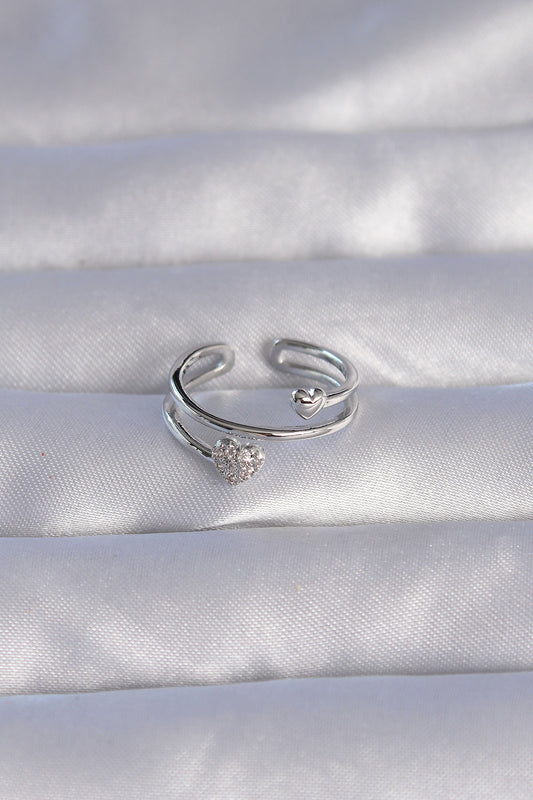 BYK3202 - Pirinç Gümüş Renk Zirkon Taşlı Kalpli Model Ayarlanabilir Yüzük