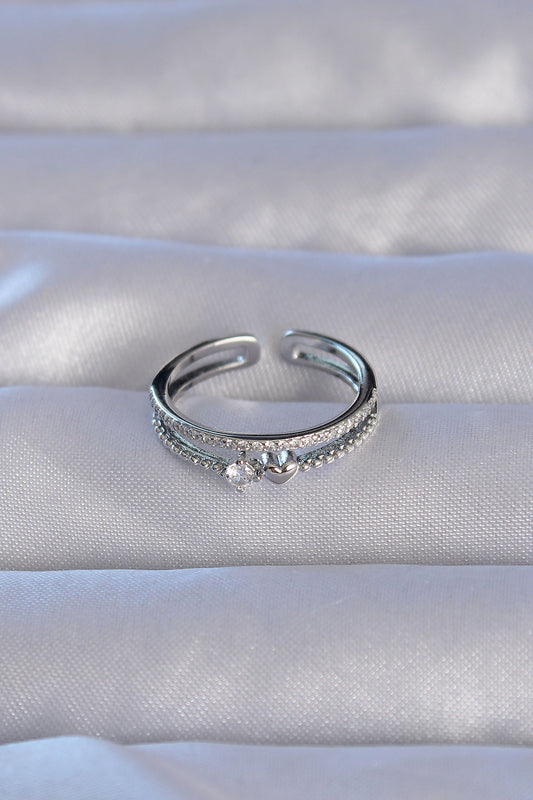 BYK3220 - Pirinç Gümüş Renk Zirkon Taşlı Kalpli Su Yolu Model Ayarlanabilir Yüzük