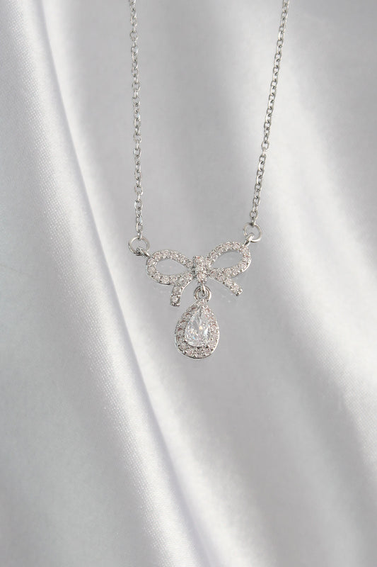 BKO8922 - 316L Çelik Gümüş Renk Zirkon Taşlı Fiyonk Detay Damla Kolye