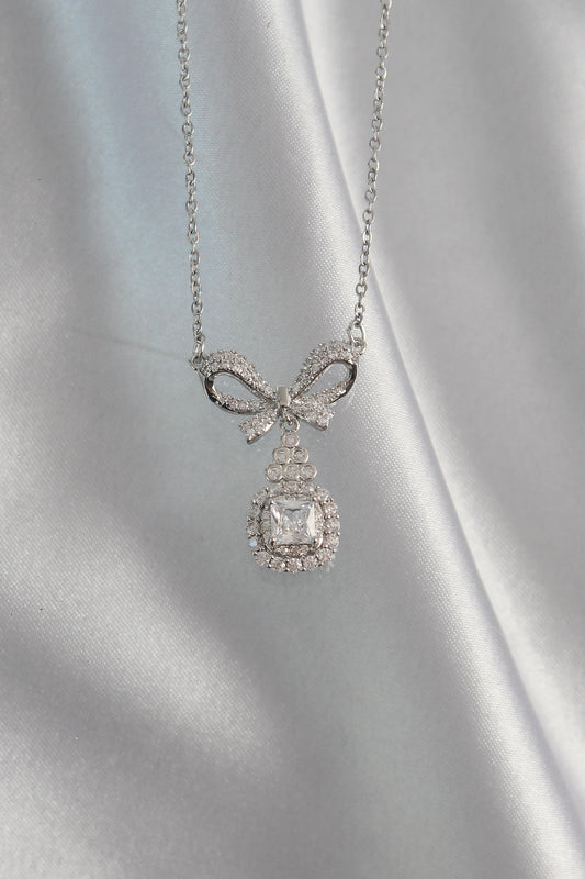 BKO8924 - 316L Çelik Gümüş Renk Fiyonk Detay Zirkon Taşlı Tektaş Kolye