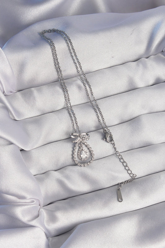 BKO8930 - 316L Çelik Gümüş Renk Fiyonk Detaylı Zirkon Taşlı Damla Model Kolye