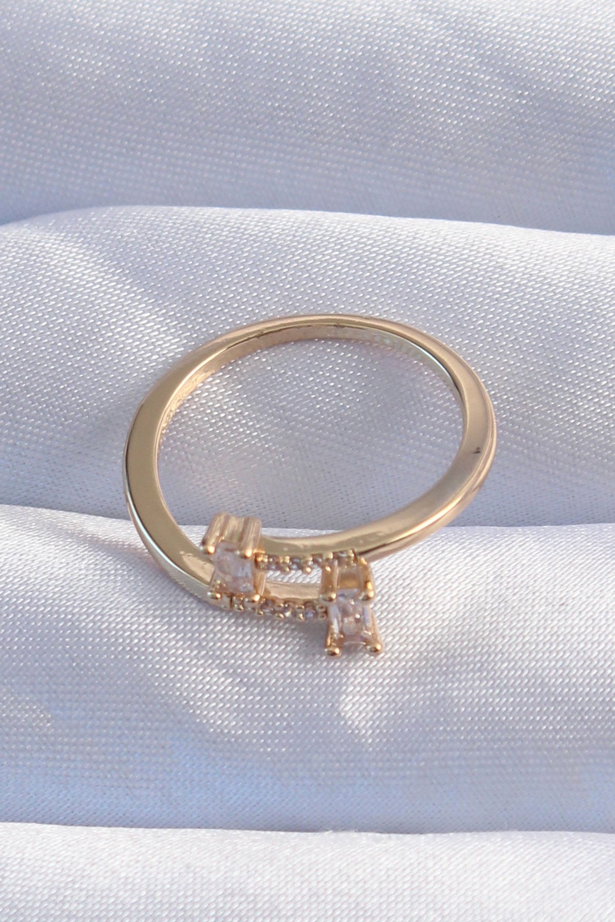 BYK3239 - Pirinç Gold Renk Zirkon Taşlı Geometrik Ayarlanabilir Yüzük