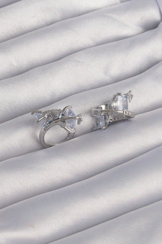 BKP9288 - Pirinç Gümüş Renk İri Zirkon Taşlı Kıvrımlı Minimal Kelebekli Halka Küpe