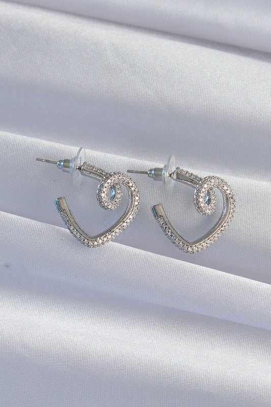 BKP9278 - Pirinç Gümüş Renk Zirkon Taşlı Kıvrımlı Yarım Kalp Küpe