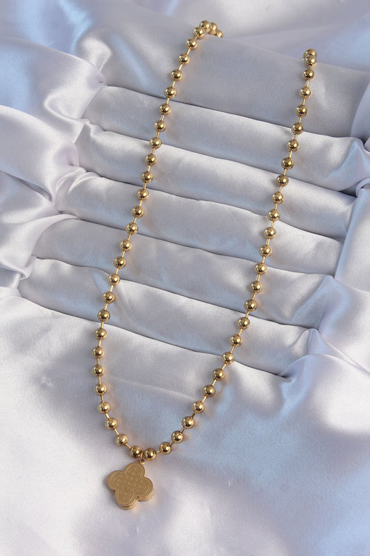 BKO8988 - 316L Çelik Top Zincirli Gold Renk İşlemeli Yonca Model Kolye