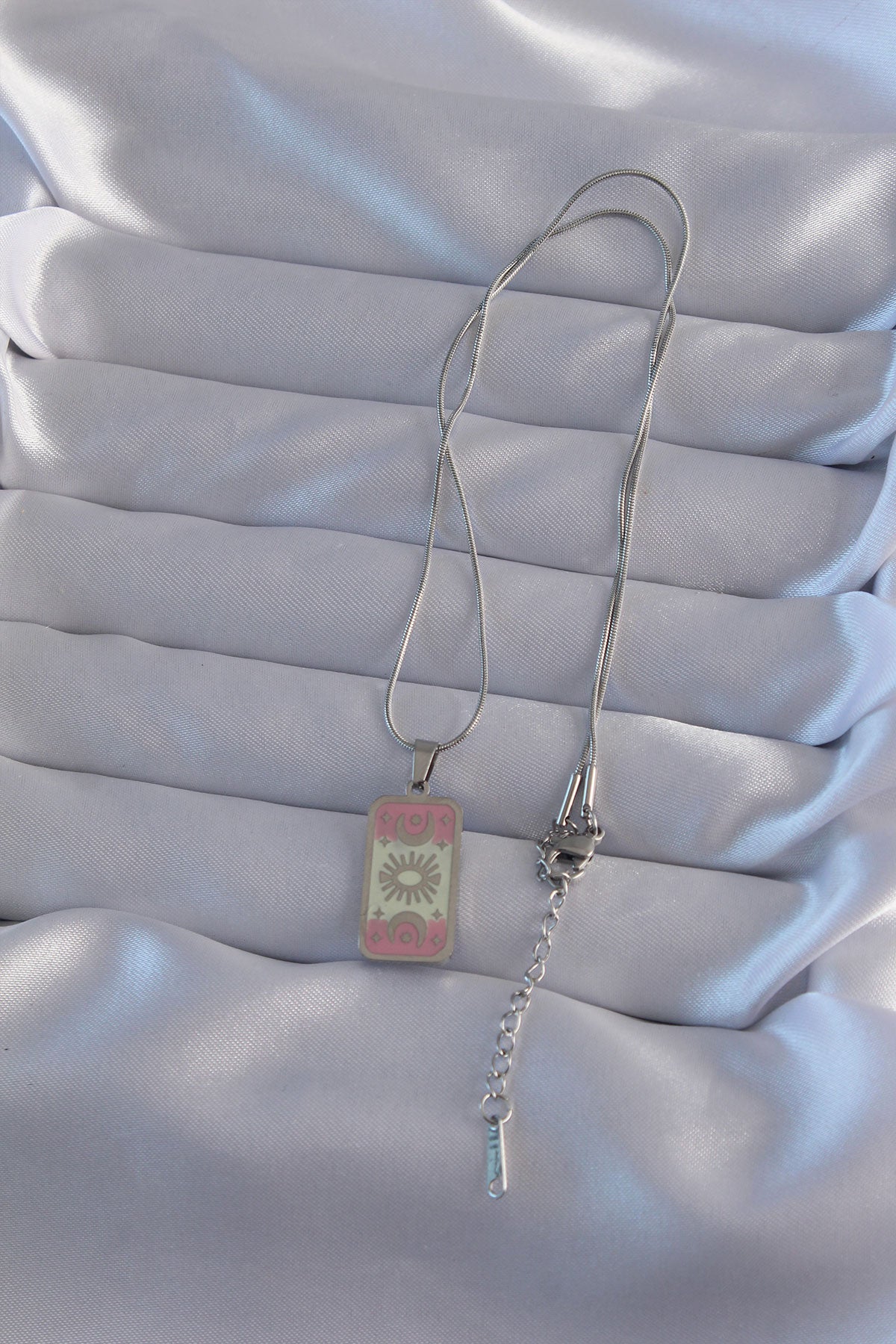 BKO9045 - 316L Çelik Gümüş Renk Pembe Mineli Ay Figür Tarot Kolye