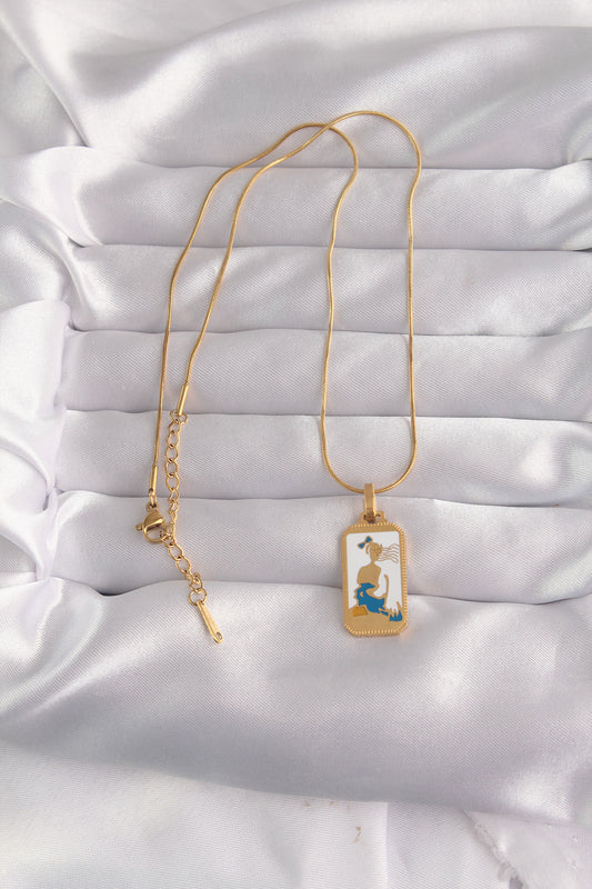 BKO9027 - 316L Çelik Gold Renk Beyaz Mineli Kız Figür Tarot Kolye