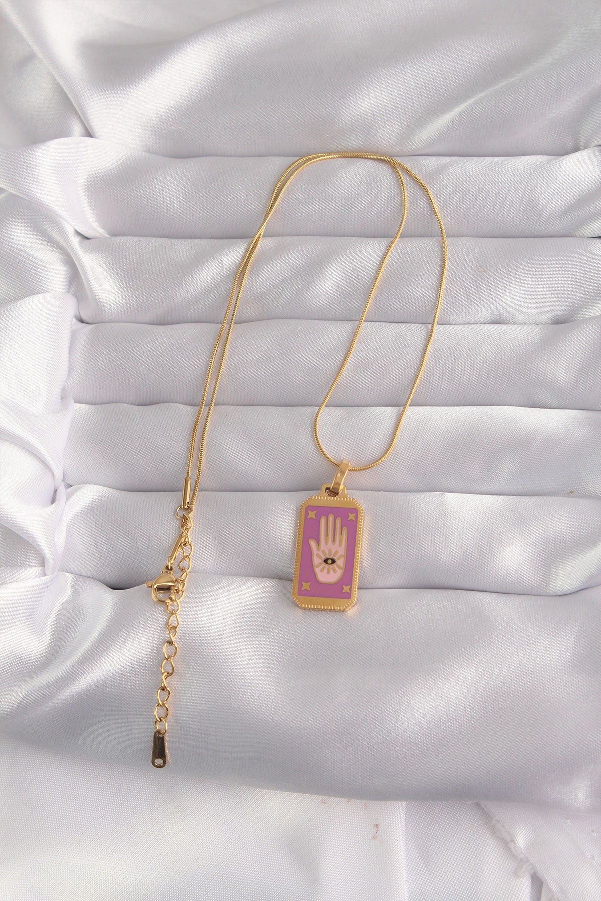 BKO9034 - 316L Çelik Gold Renk Mor Mineli El Figür Tarot Kolye
