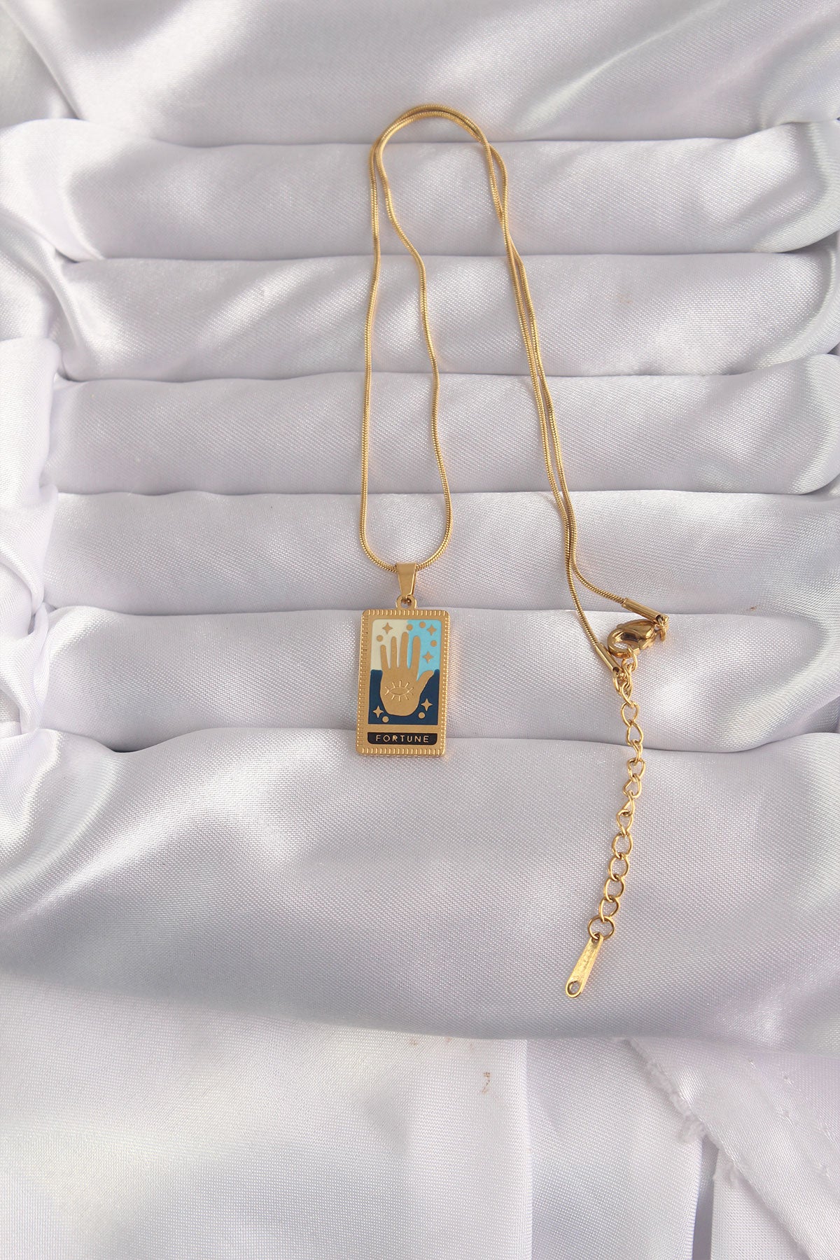 BKO9035 - 316L Çelik Gold Renk Karışık Mineli El Figür Tarot Kolye