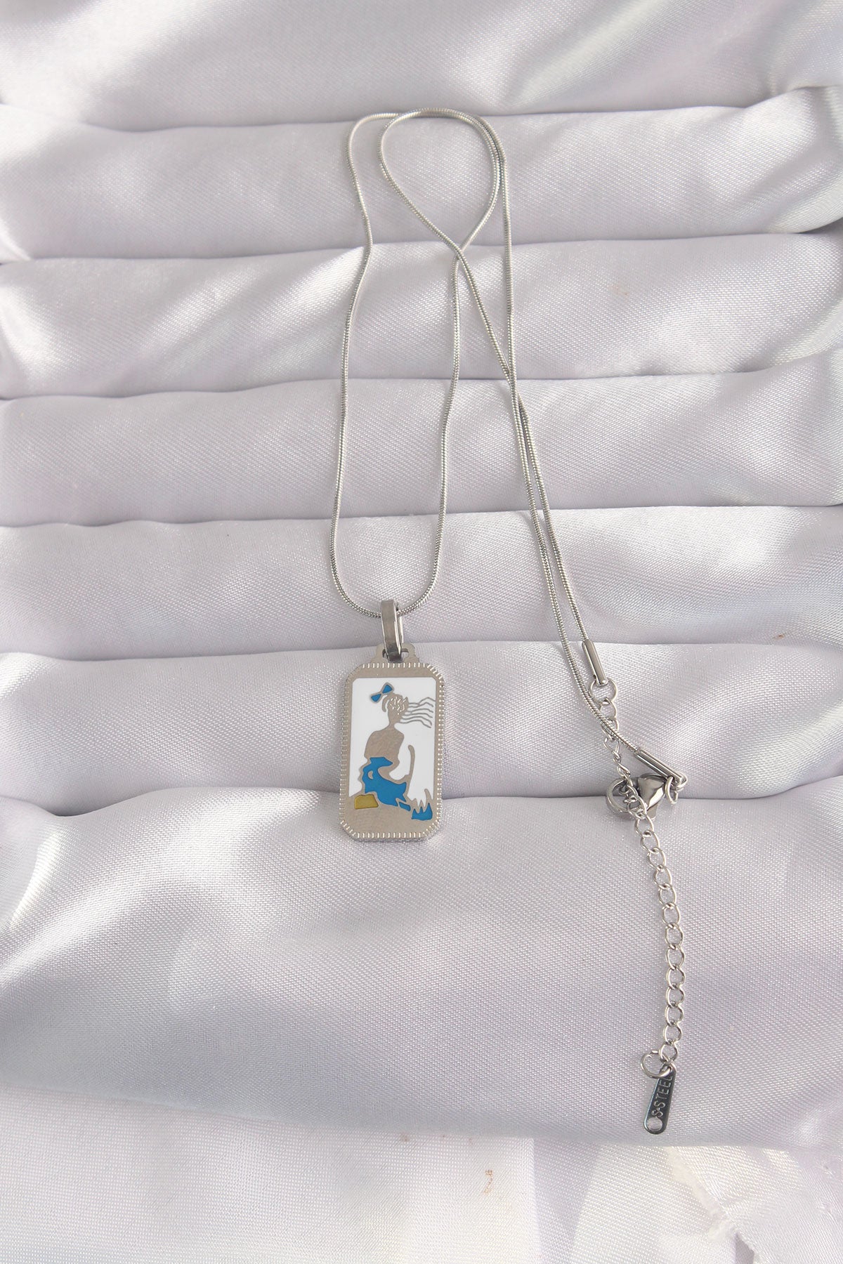 BKO9049 - 316L Çelik Gümüş Renk Beyaz Mineli Kız Figür Tarot Kolye