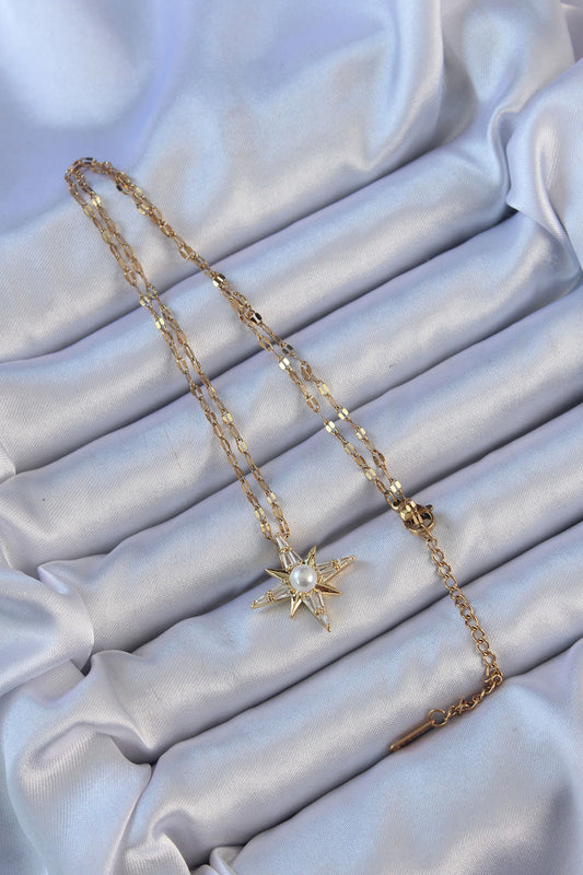 BKO9119 - 316L Çelik Zincir Altın Renk Baget Taşlı İnci Detay Kutup Yıldızı Kolye