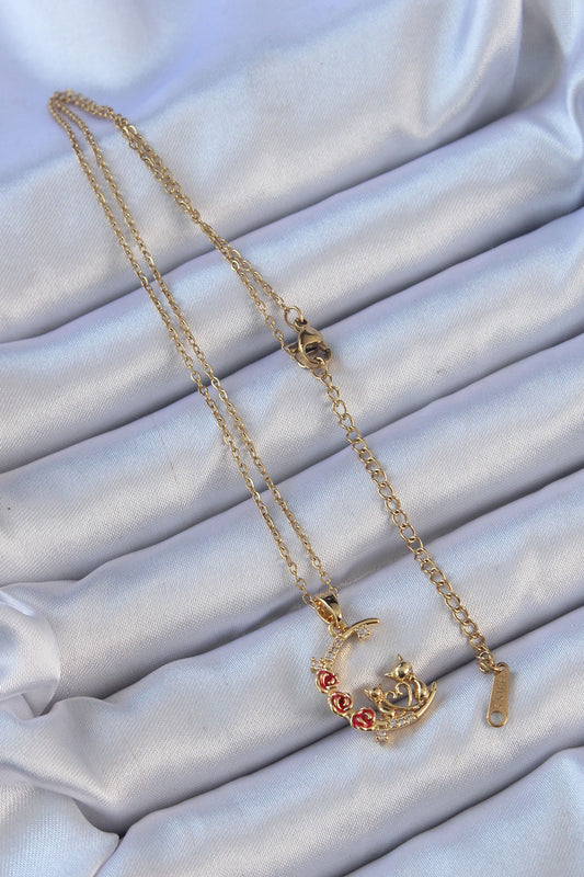 BKO9129 - 316L Çelik Zincir Altın Renk Kırmızı Gül Detay Kedi Figür Zirkon Taşlı Ay Kolye