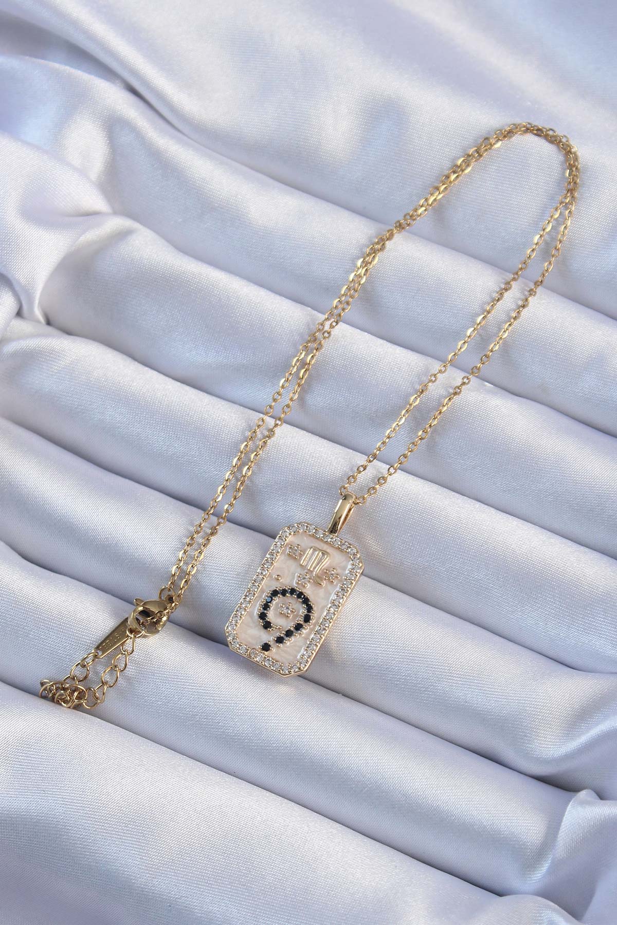 BKO9223 - 316L Çelik Zincir Altın Renk Zirkon Taşlı Minimal Papatya Figürlü Tarot Kolye