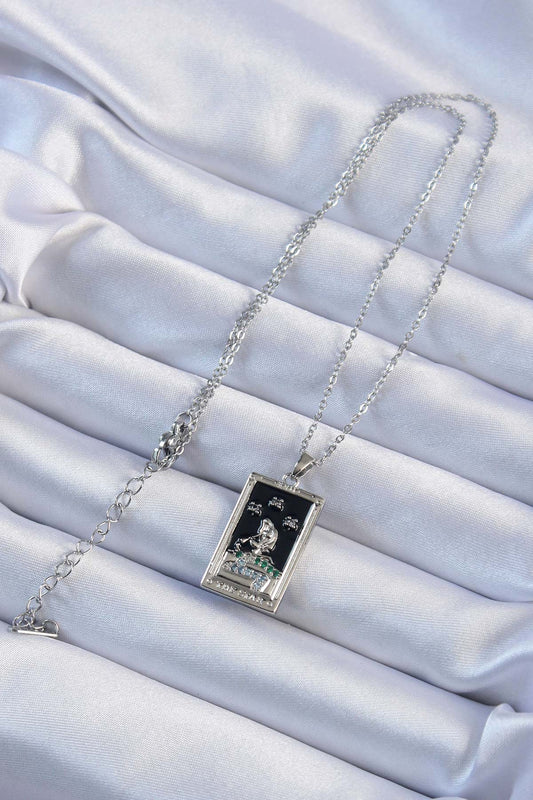 BKO9228 - 316L Çelik Zincir Gümüş Renk Zirkon Taşlı Siyah Mineli Kız Figürlü Tarot Kolye