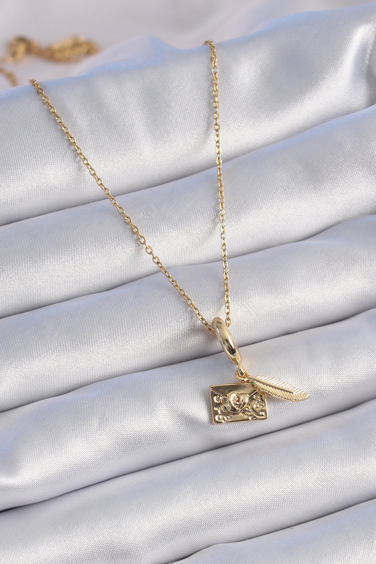 BKO9314 - 316L Çelik Gold Renk Kalp Detay Mektup Figür Charm Model Kadın Kolye