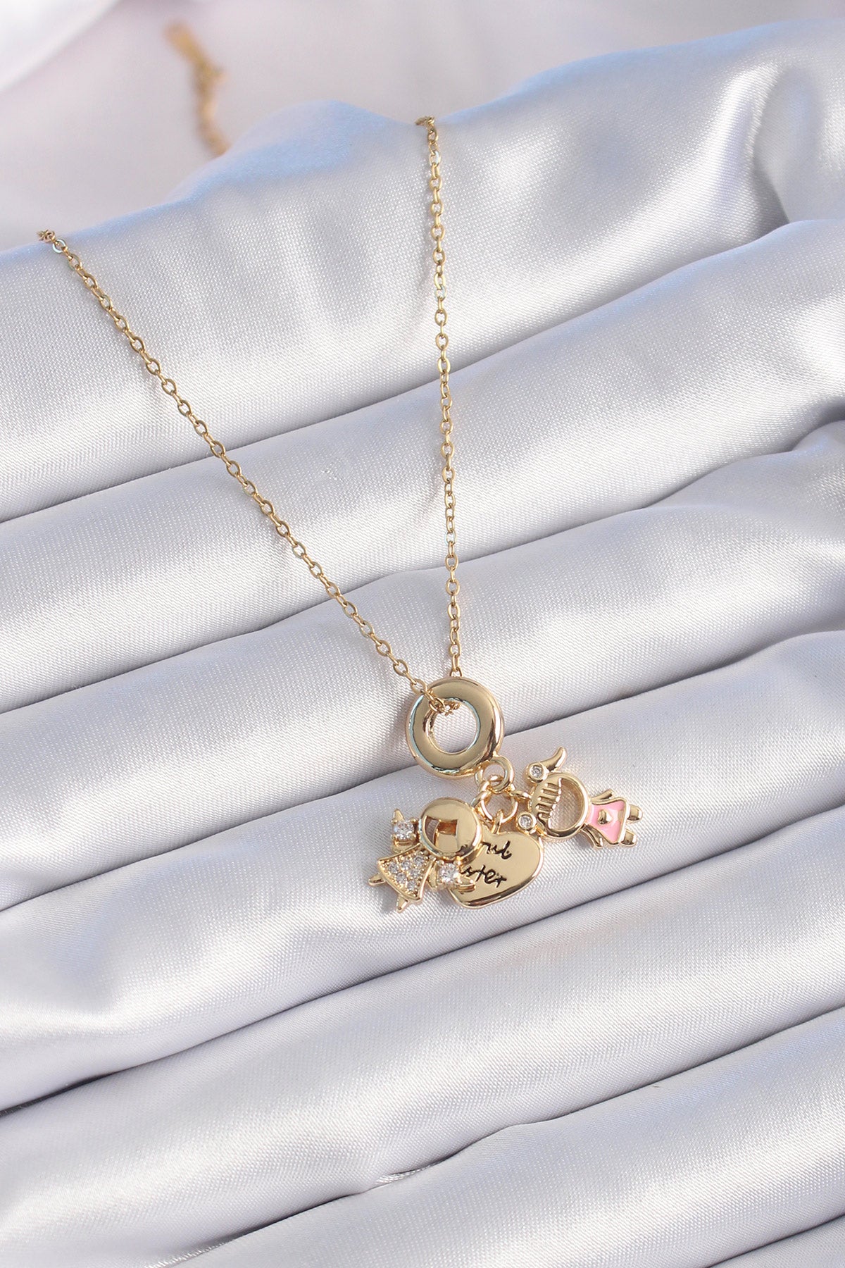 BKO9324 - 316L Çelik Gold Renk Zirkon Taş Detay Çocuk Figür Charm Model Kadın Kolye