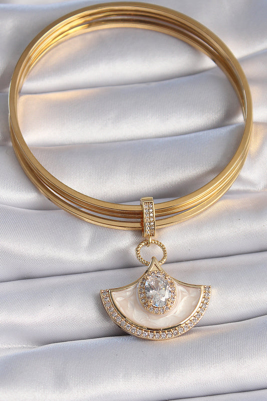 BC1009 - Pirinç Gold Renk Zirkon Taş Detaylı Beyaz Mineli Ajda Charm