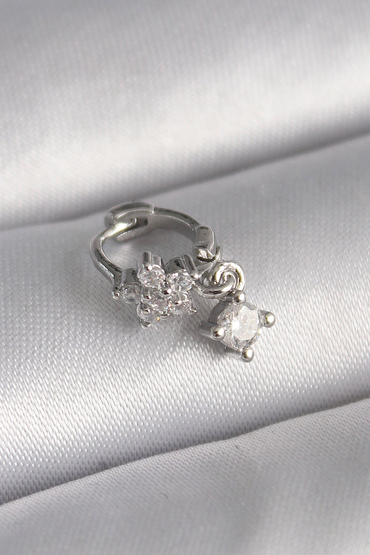 PR1311 - 316L Çelik Gümüş Renk Zirkon Taşlı Çiçek Model Sallantı Detay Tragus Piercing