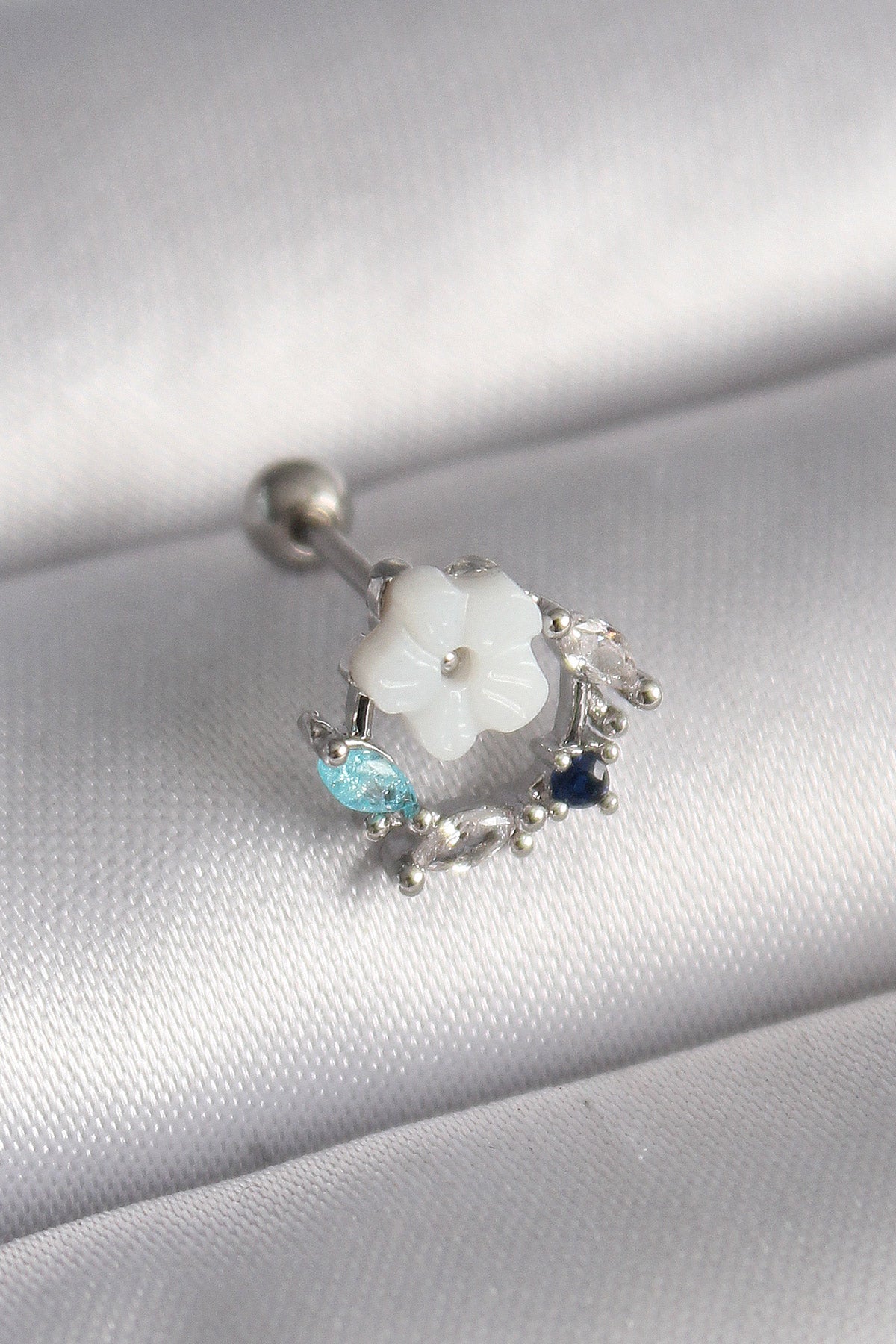 316L Çelik Gümüş Renk Zirkon Taş Detay Beyaz Çiçek Model Tragus Piercing - PR1359