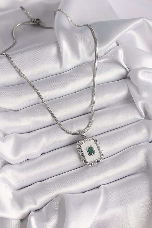 BKO9596 - 316L Çelik Gümüş Renk İtalyan Zincir Beyaz Sedefli Kare Portre Model Zümrüt Taş Detay Kadın Kolye