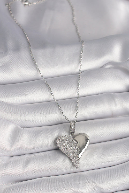 BKO9756 - 316L Çelik Gümüş Renk Zincir Zirkon Taşlı Kırık Kalp Model Kadın Kolye