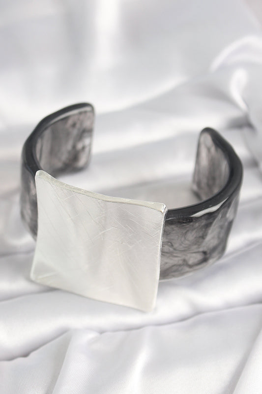 BB6671 - Siyah Mermer Desen Akrilik Plastik Gümüş Kare Plaka Model Vintage Kadın Bilezik