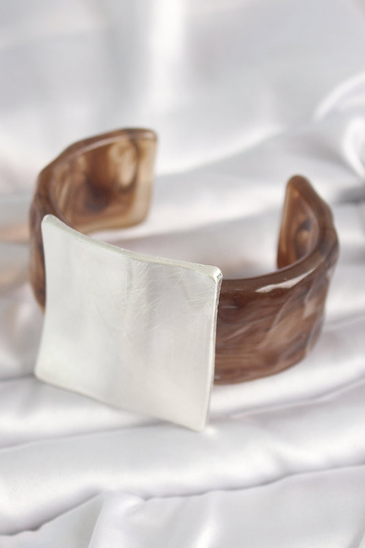 BB6672 - Kahverengi Mermer Desen Akrilik Plastik Gümüş Kare Plaka Model Vintage Kadın Bilezik