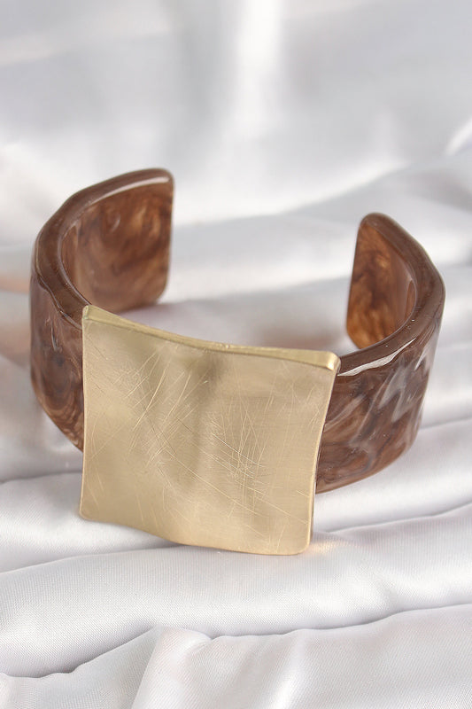 BB6682 - Kahverengi Mermer Desen Akrilik Plastik Gold Kare Plaka Model Vintage Kadın Bilezik