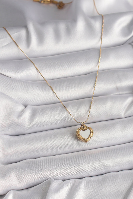 BKO9784 - 316L Çelik Gold Renk Zincir Sedefli Kalp Model Kadın Kolye