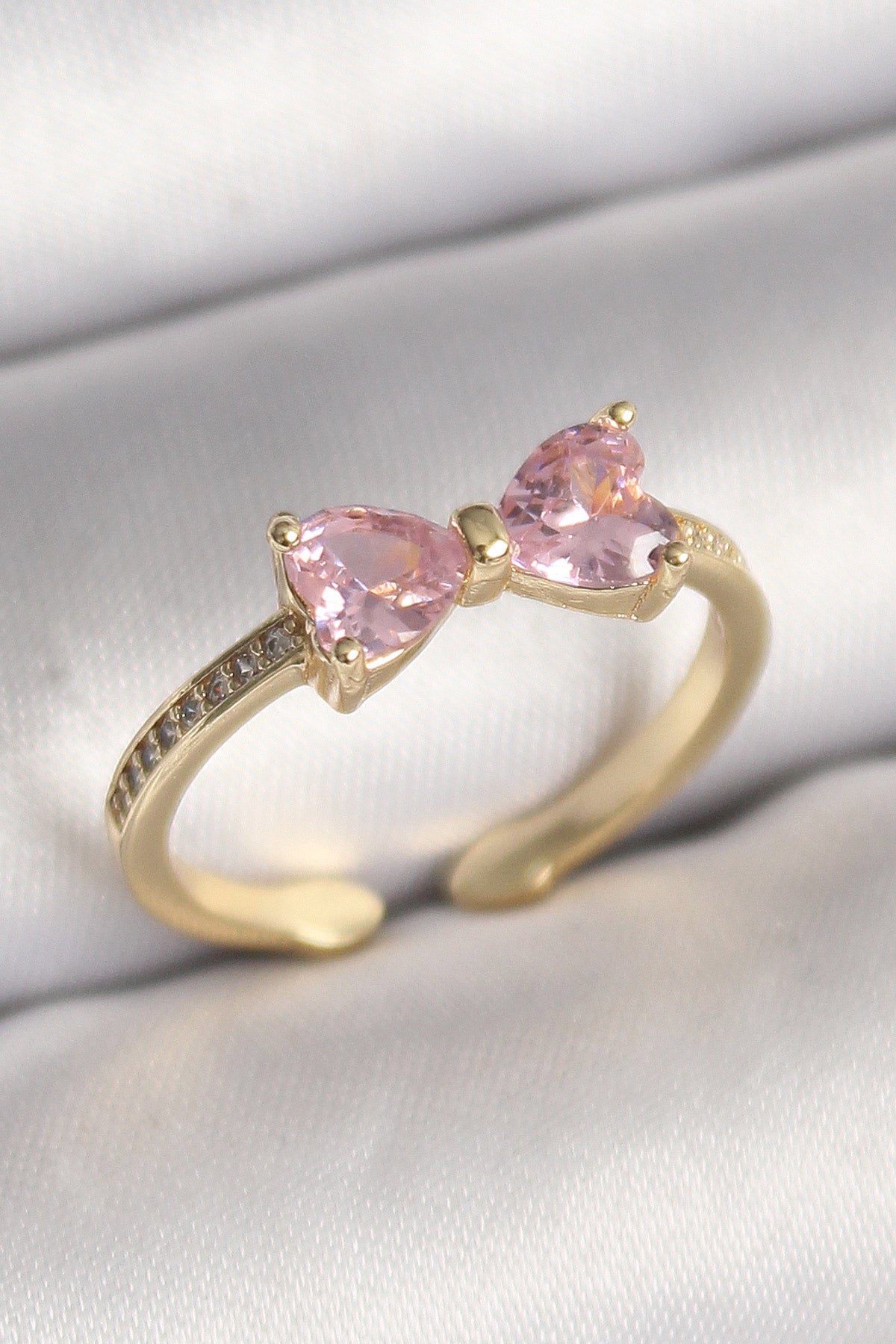BYK3641 - Pirinç Gold Renk Pembe Zirkon Taşlı Kalp Fiyonk Model Kadın Yüzük