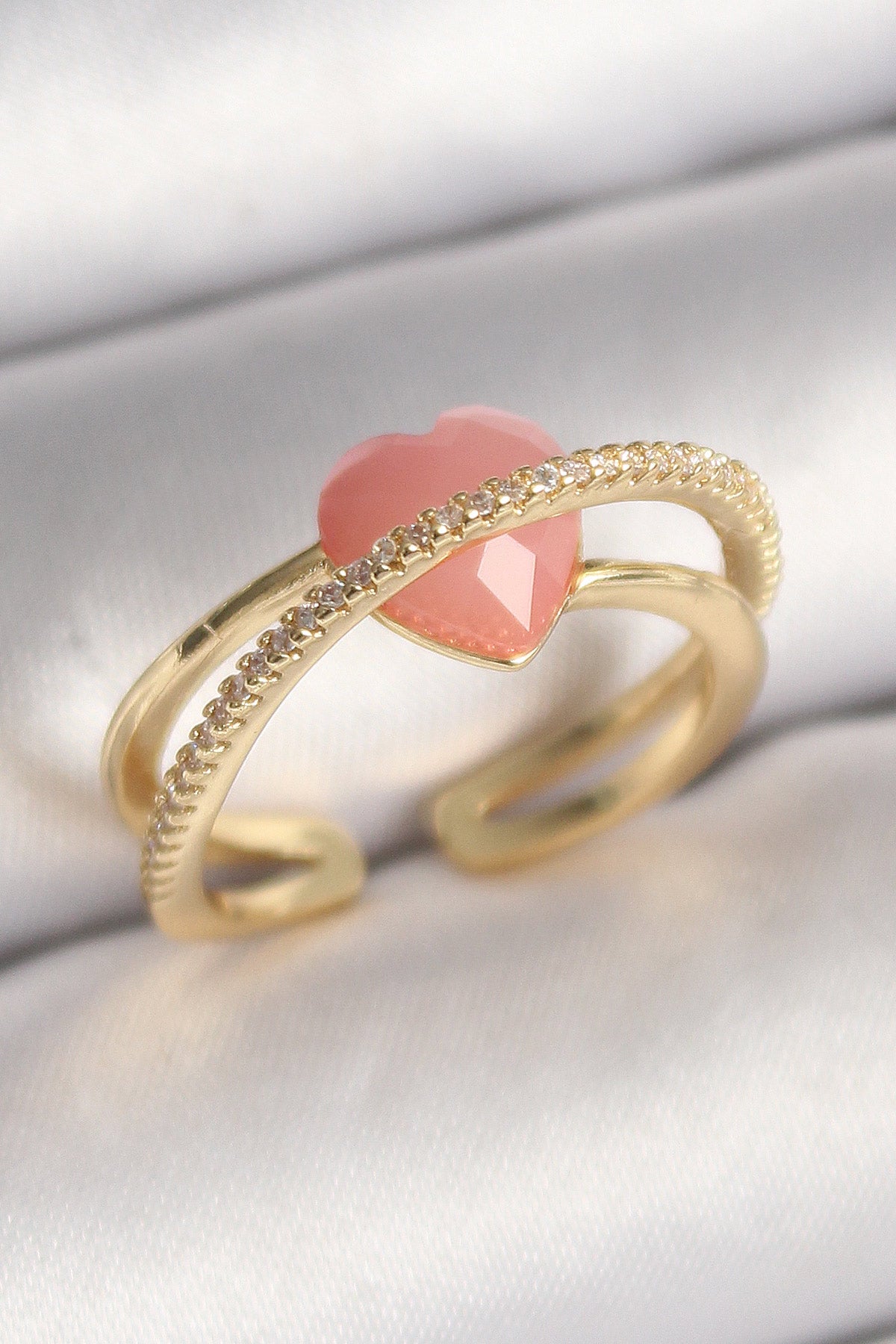 BYK3645 - Pirinç Gold Renk Pembe Kristal Kalp Model Zirkon Taş Detaylı Kadın Yüzük