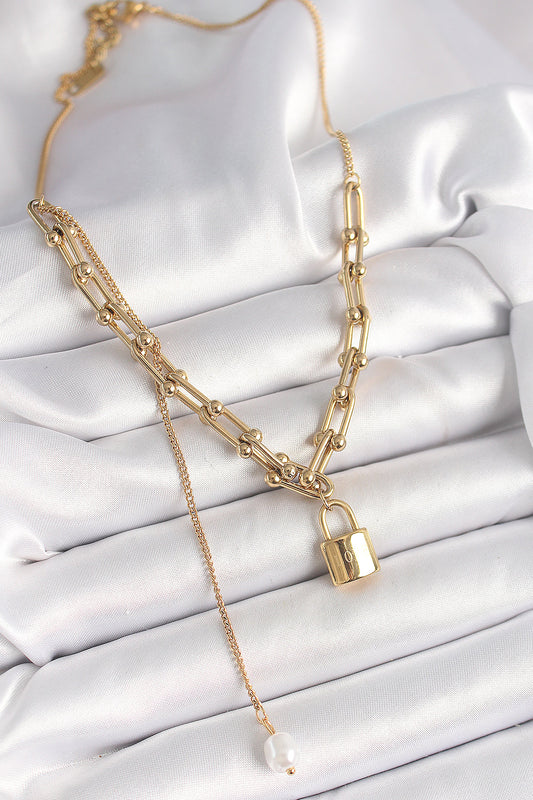 BKO9938 - 316L Çelik Gold Renk Tifany Zincir Model Kilit Figür Sallantı İnci Detay Kadın Kolye