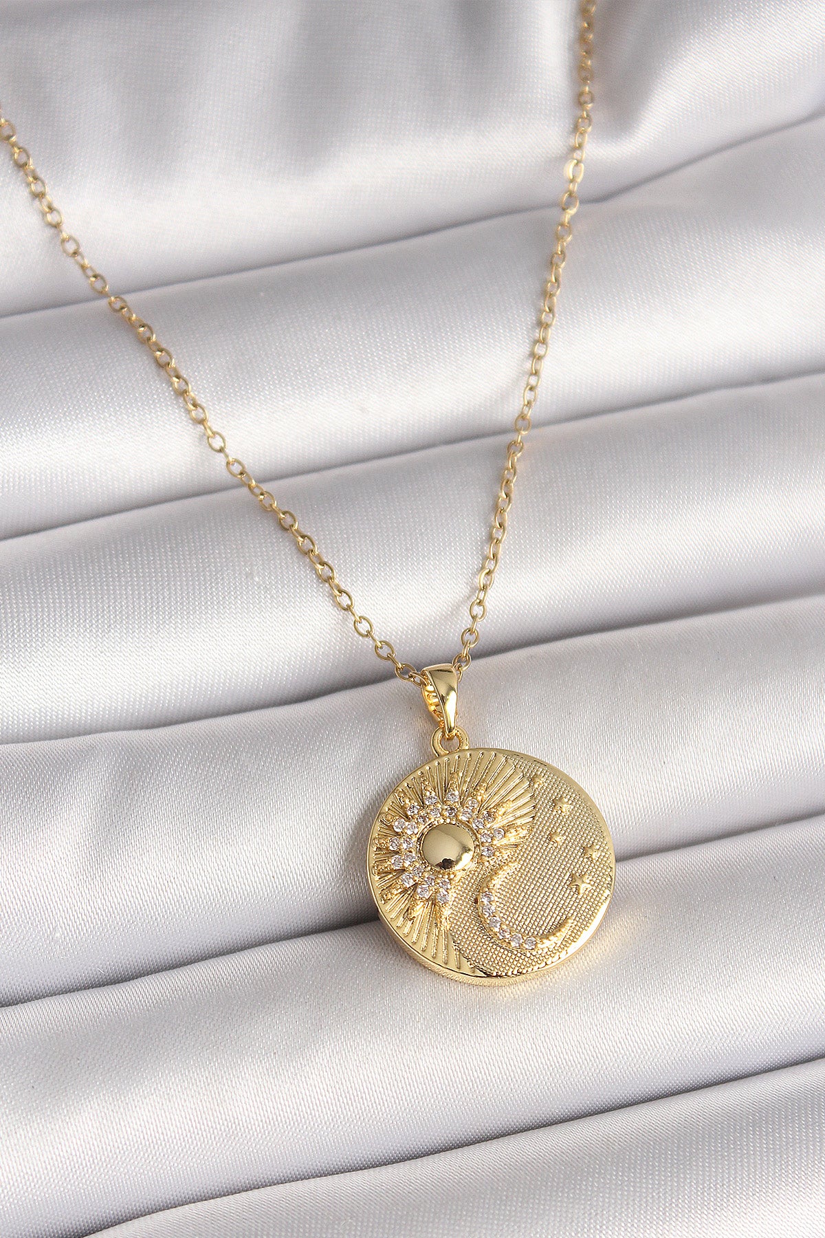 BKO9958 - 316L Çelik Gold Renk Zincir Zirkon Taşlı Ay Güneş İşlemeli Madalyon Model Kadın Kolye