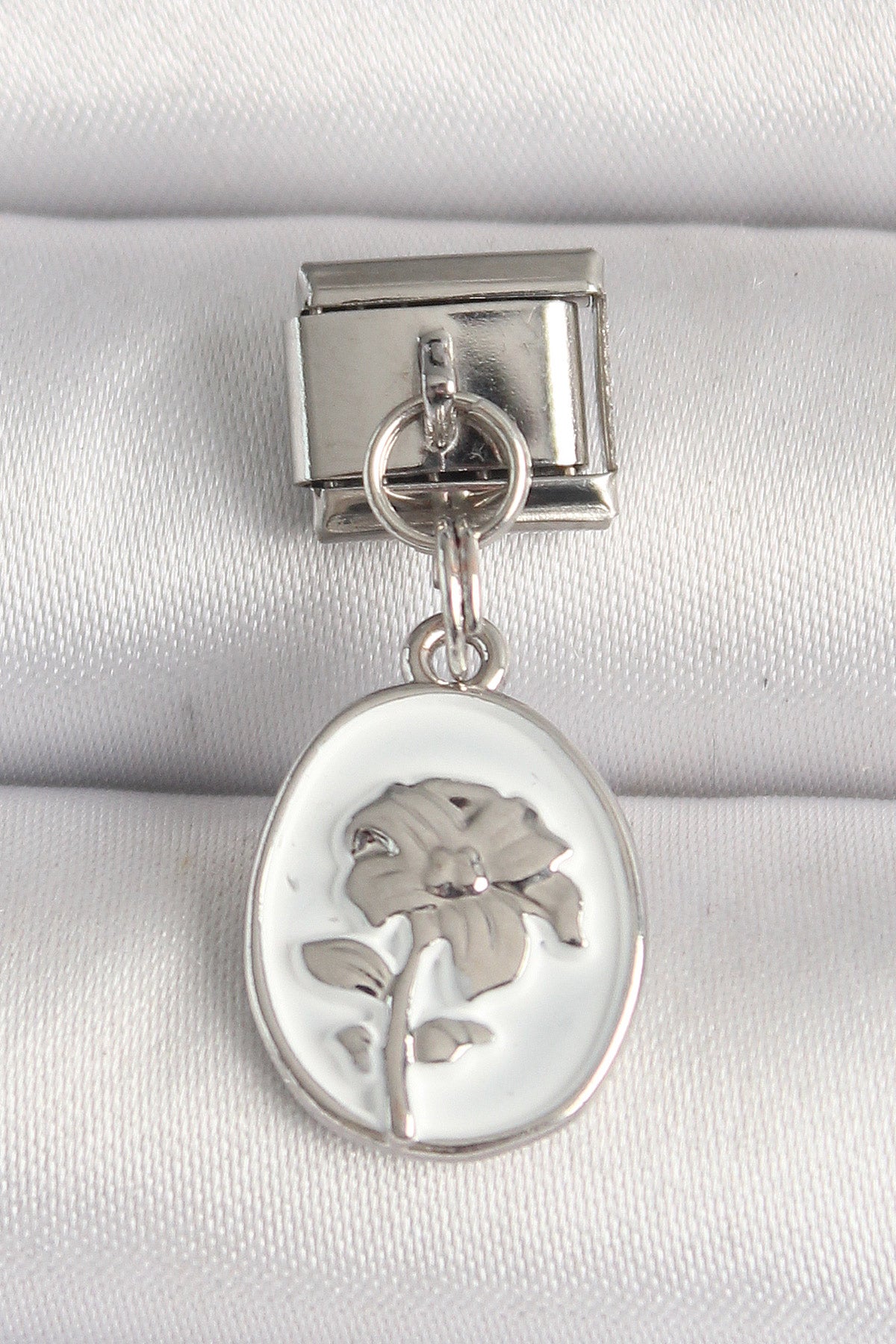 BC1214 - 316L Çelik Gümüş Renk Çiçek İşlemeli Beyaz Portre Model Nomination Charm